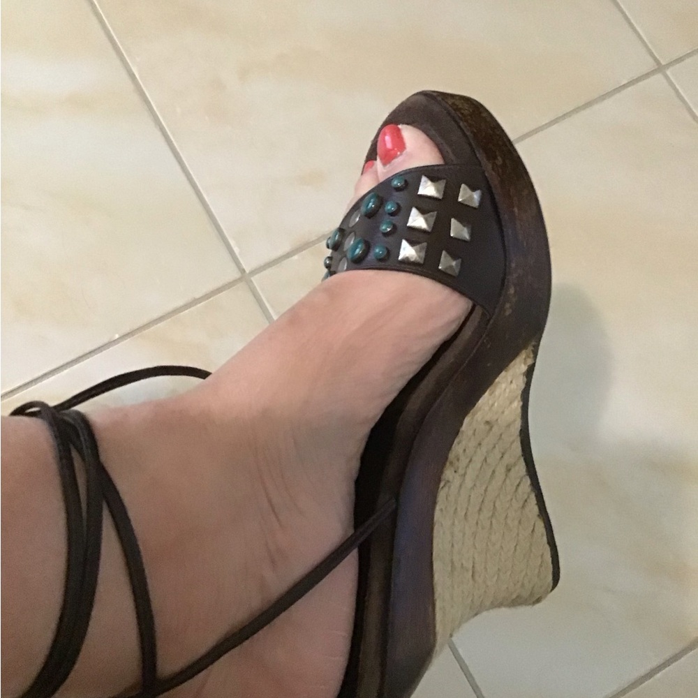 Studded Brown Wood Leather Wedge Sandals - Picture 4 of 4